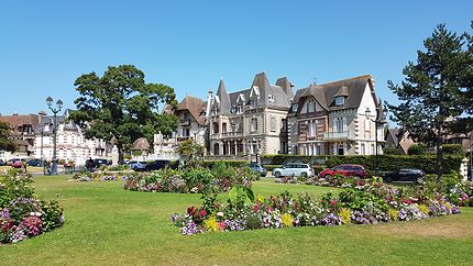 Peintre à Cabourg - façade et villas balnéaires sur la Côte Fleurie